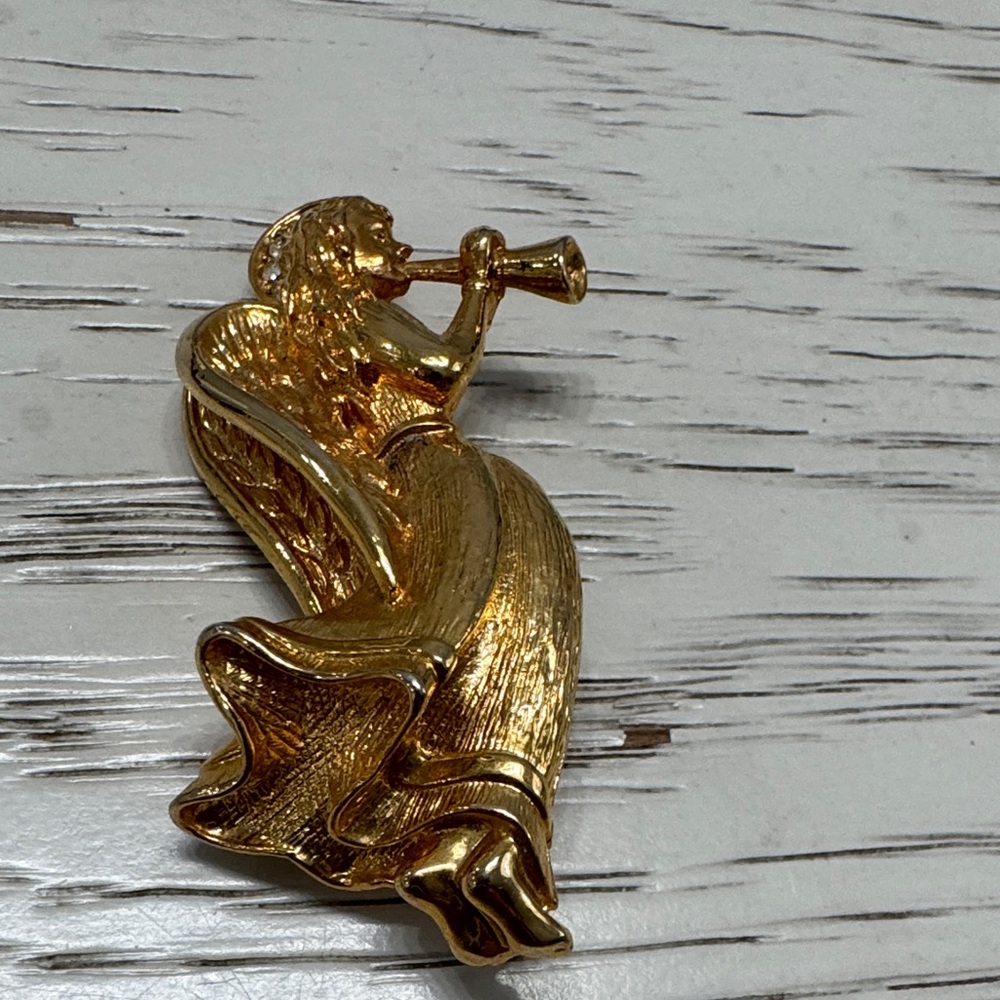 Golden Angelic Brooch - Picture 2 of 8